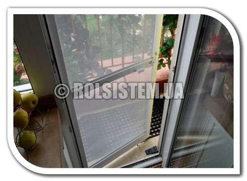 Москитная дверь на балкон из алюминиевого профиля